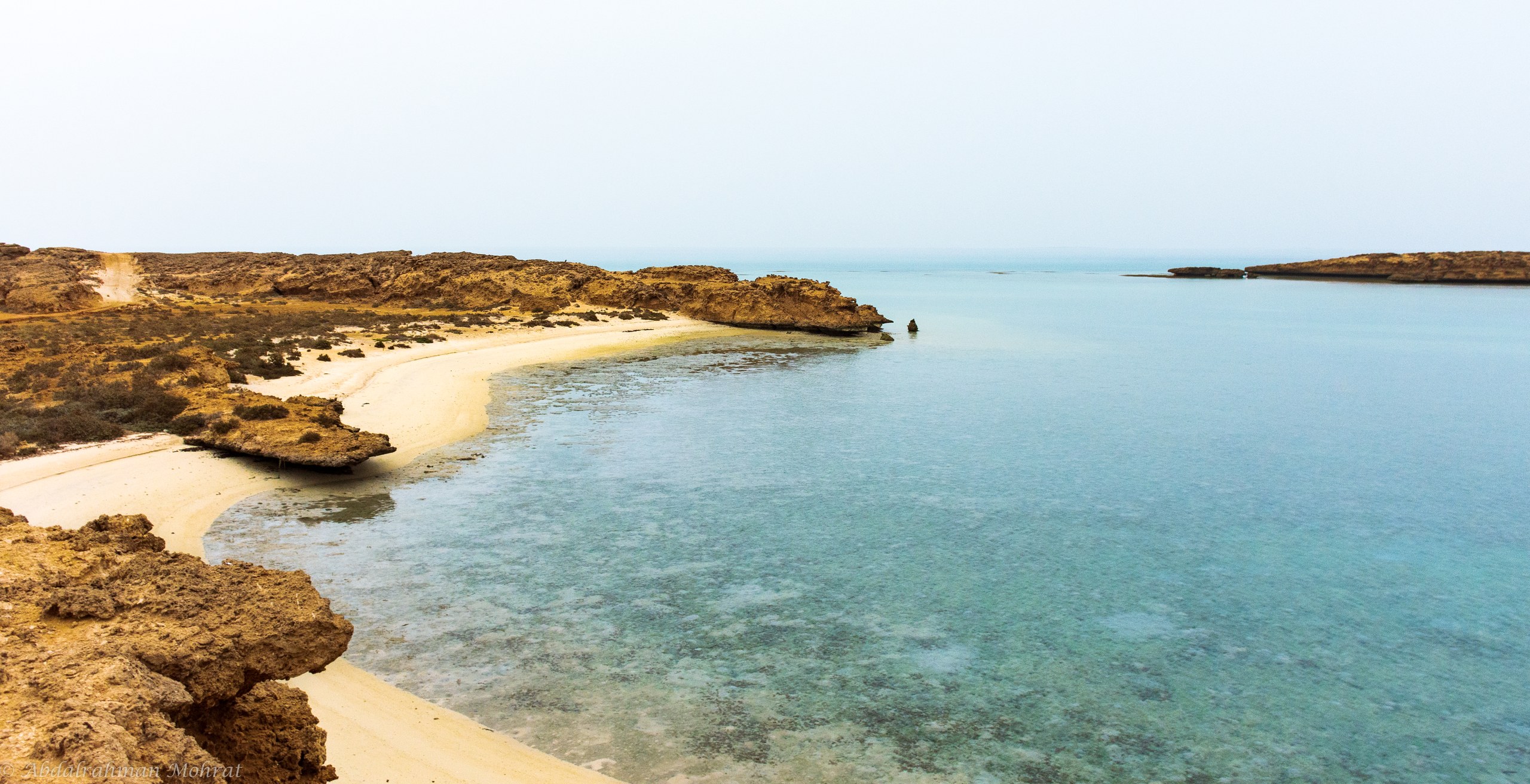شاطئ فارغ ومياه ضحلة في جزيرة فرسان